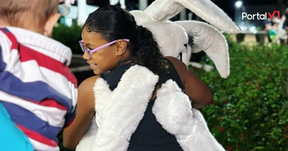 Coelhinho da Páscoa encanta crianças na Feira do Produtor de São Pedro do Ivaí