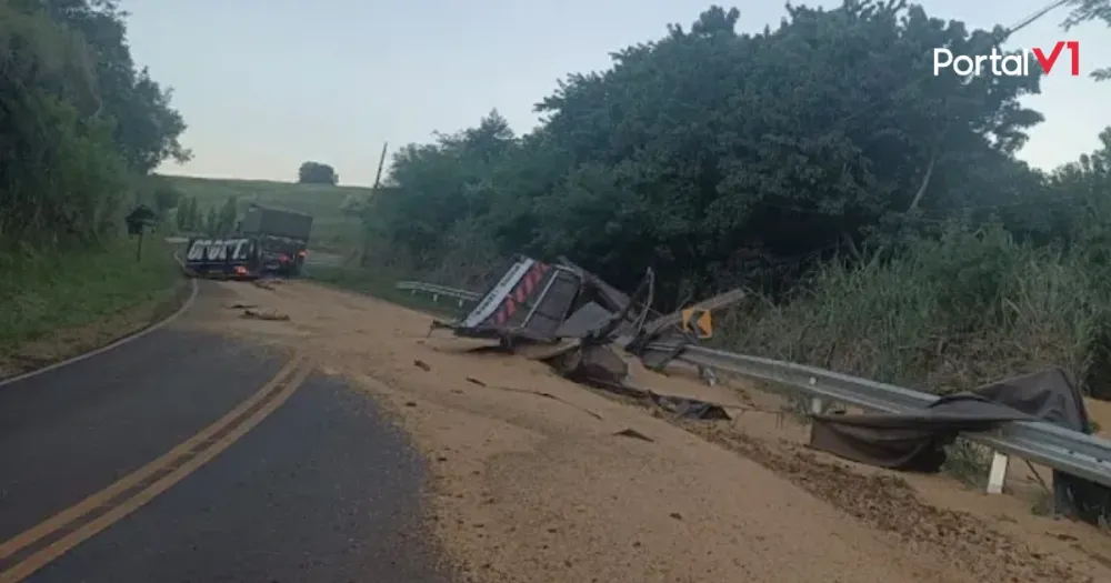 Carreta carregada de soja tomba em curva perigosa da PR-170 em Borrazópolis