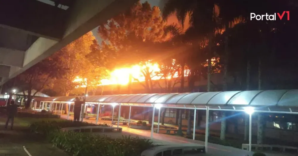 Teatro da PUC-PR é atingido por incêndio de grandes proporções