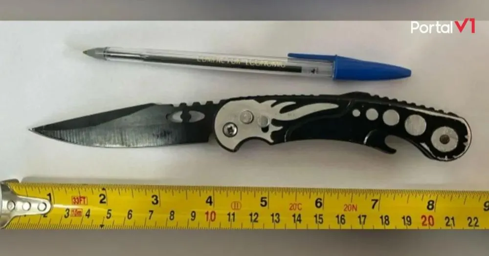 Aluna de 15 anos da facada em professor com canivete enquanto ele escrevia no quadro