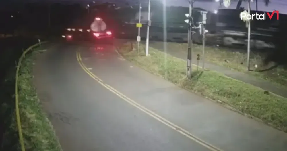 Caminhão-tanque é atingido por trem e arrastado por 100 metros em Jandaia do Sul