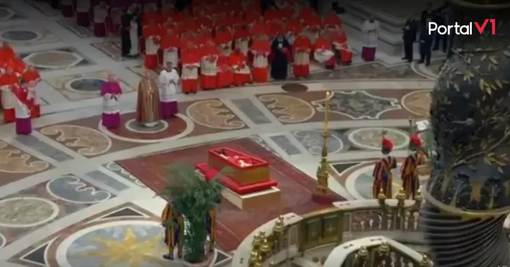 Multidão se despede de Papa Francisco em velório no Vaticano