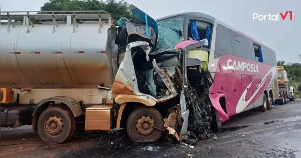 Grave acidente entre Ônibus e caminhão deixa três mortos na BR-272