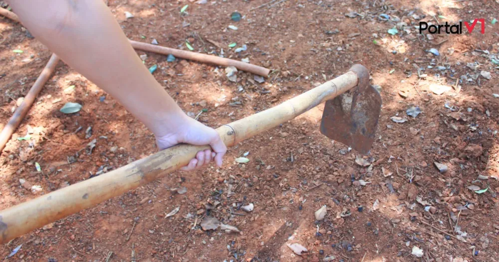 Mulher reage com enxada para se defender de agressão do companheiro em Jardim Alegre