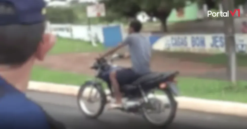Condutor sem capacete e realizando manobras perigosas é abordado pela PM em Ivaiporã