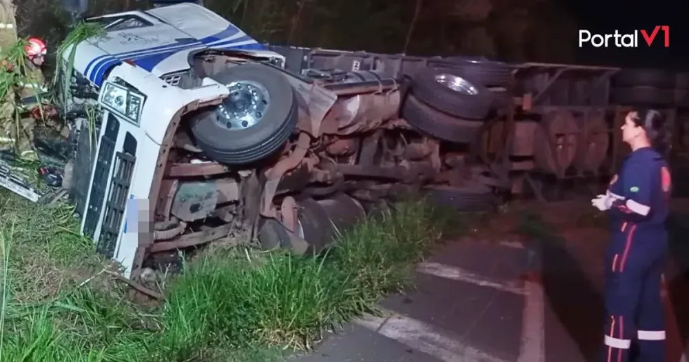 Caminhoneiro morre após tombar com carga de vidro na Serra do Cadeado