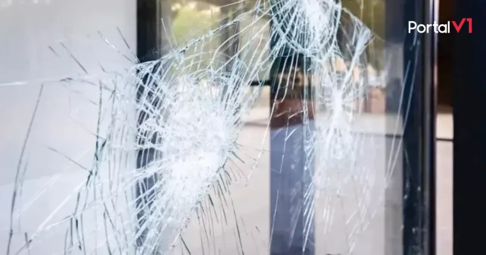 Bandido quebra vitrine com pedras e furta loja no centro de Apucarana