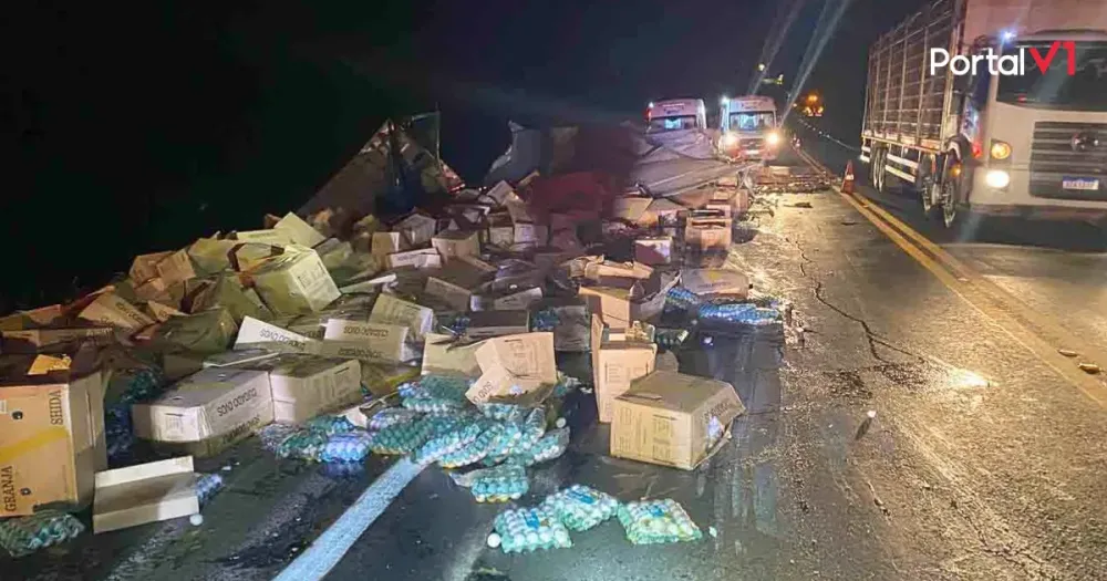 Motorista morre após carreta carregada de ovos cair em barranco na BR-153