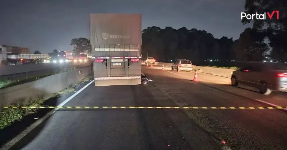 Motociclista cai embaixo de carreta e tem corpo partido ao meio no PR