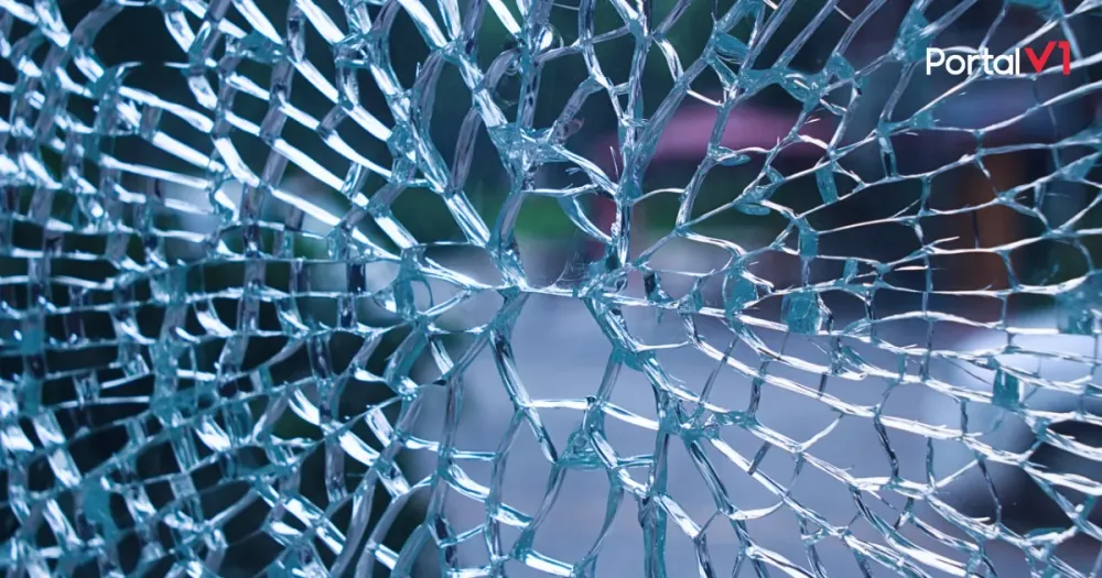 Adolescente quebra vidro de mercado e furta picolés em Cambira