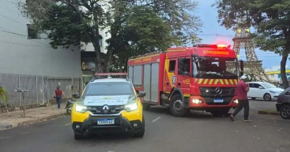 Ciclista idoso desmaia após bater em carro estacionado no centro de Ivaiporã