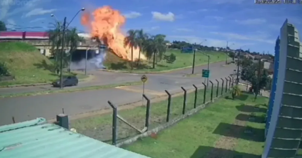 Caminhão explode em rodovia do PR e motorista pula de viaduto para sobreviver