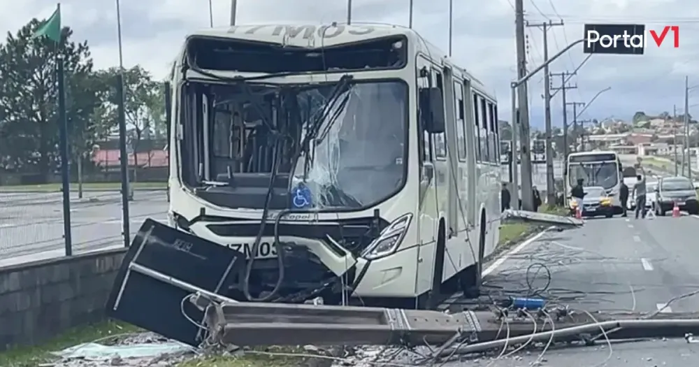 Motorista de ônibus tem mal súbito, perde o controle e bate em poste
