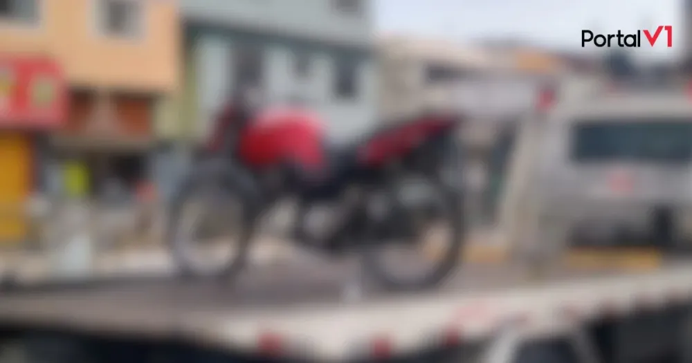 Condutor cai de moto ao ver viatura e veículo é recolhido em São Pedro do Ivaí