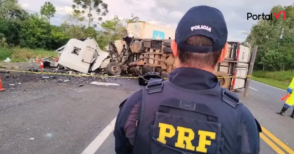 Caminhoneiro morre em colisão frontal entre carretas na BR-277