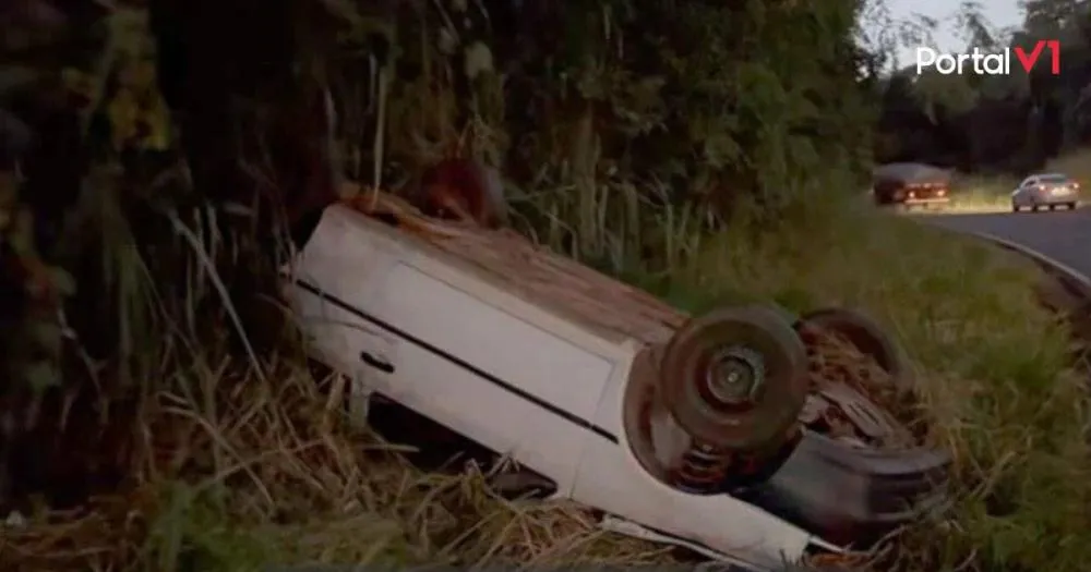 Mulher perde controle do carro e capota na PR-466 em Manoel Ribas
