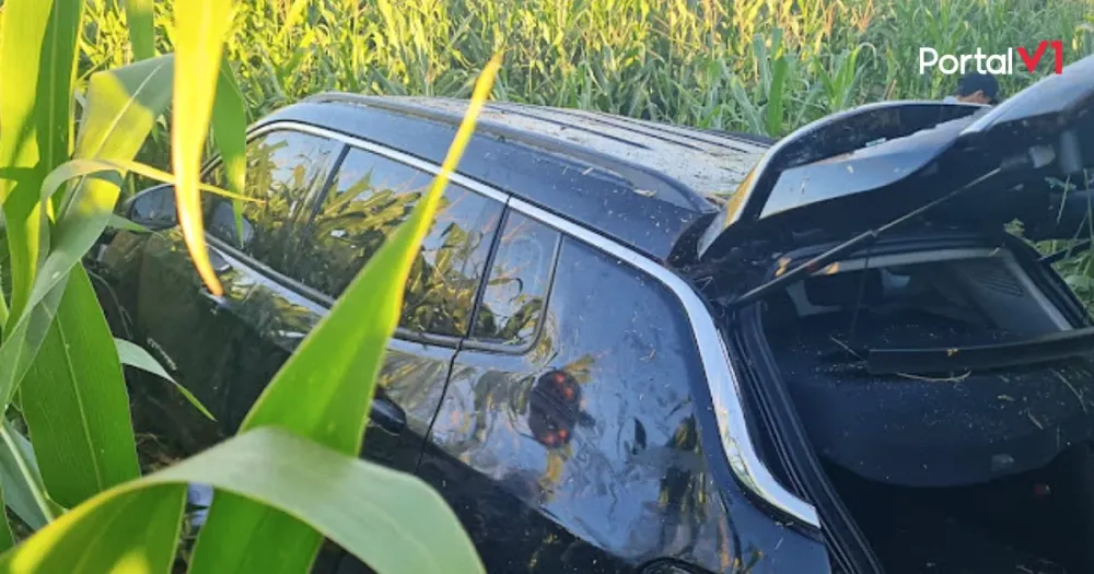 PR-466: Jeep Compass invadiu roça de milho e capotou entre Borrazópolis e Kaloré