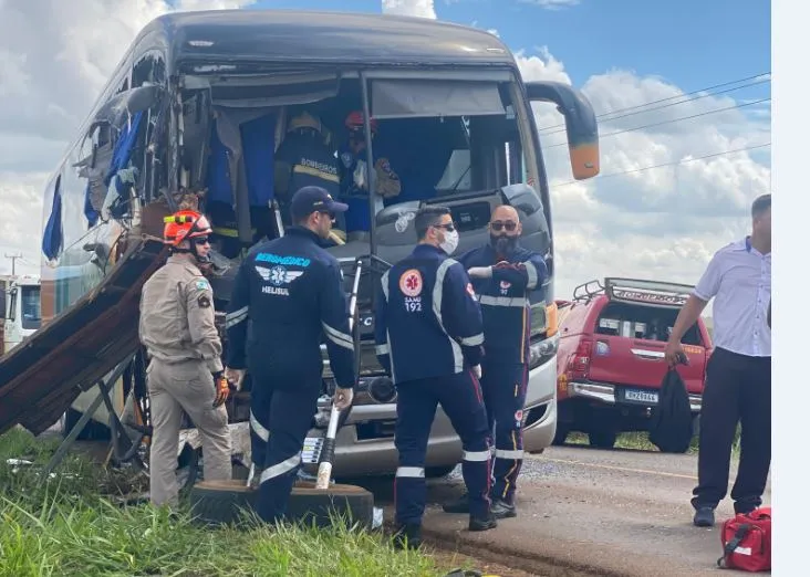 Acidente Entre Caminhão e Ônibus Deixa Vários Feridos em Bom Sucesso