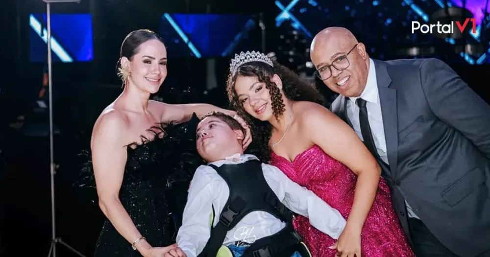 Menino com síndrome rara emociona em festa de 15 anos da irmã