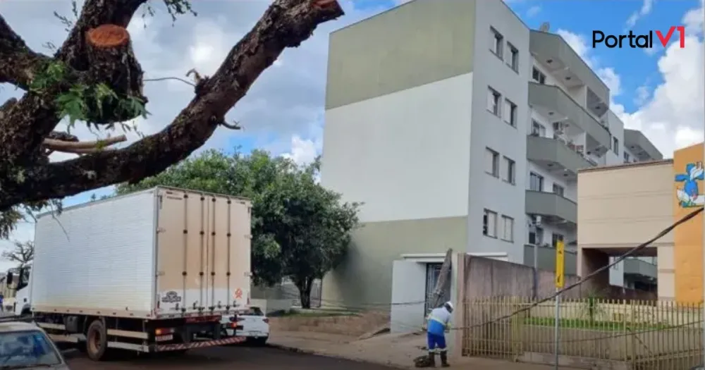 Caminhão derruba poste ao enroscar em fios em Jandaia do Sul