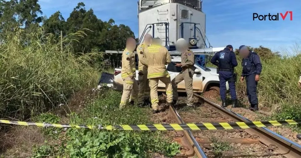 Pai morre e filha fica ferida após carro ser atingido por trem no norte do Paraná