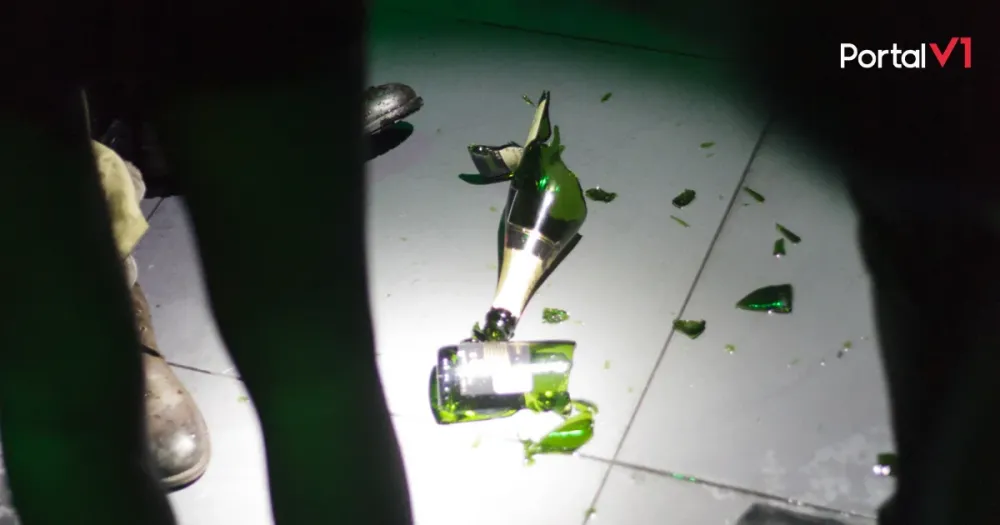 Homem quebra garrafa e ameaça clientes em bar de Jardim Alegre