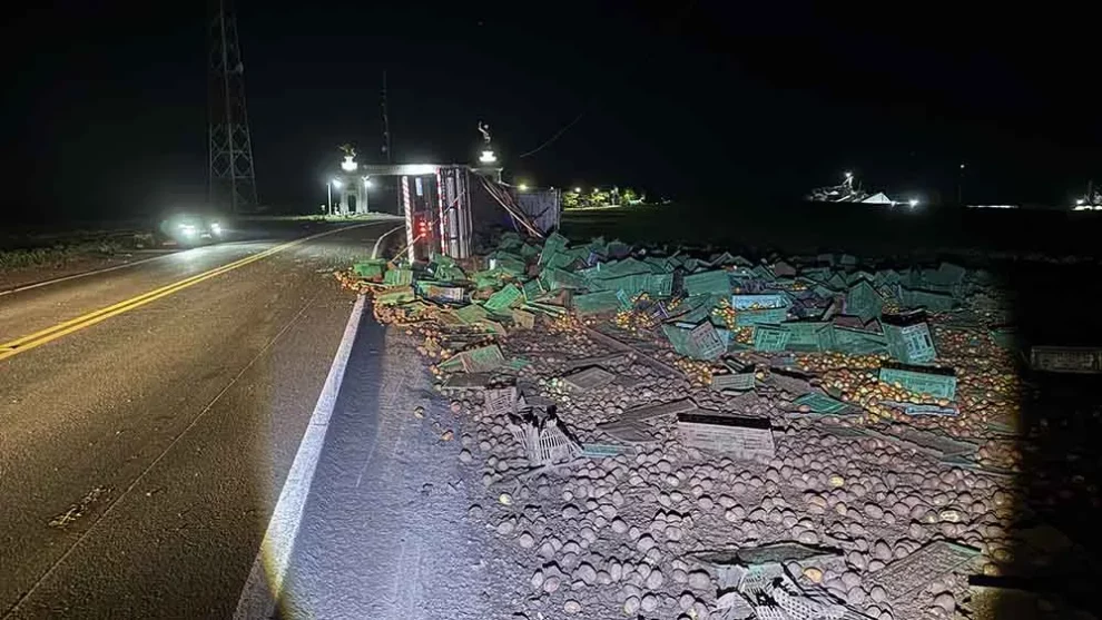 Carreta Carregada com Tomates Tomba Próximo ao Portal de São João do Ivaí