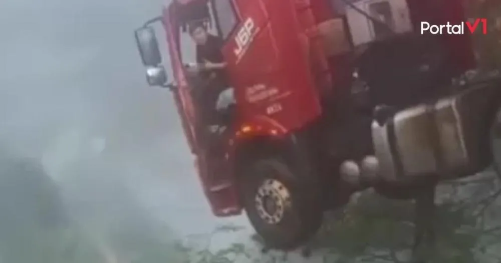 Caminhão Fica Pendurado Após Ponte Desabar na China Durante Forte Chuva