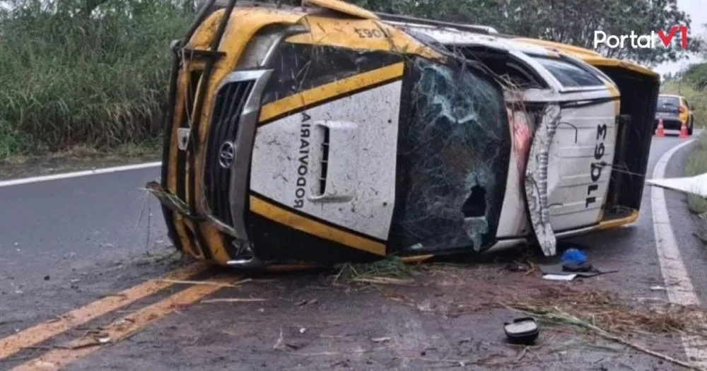 Policial Rodoviário capota viatura ao desviar de caminhão no Contorno Norte de Apucarana