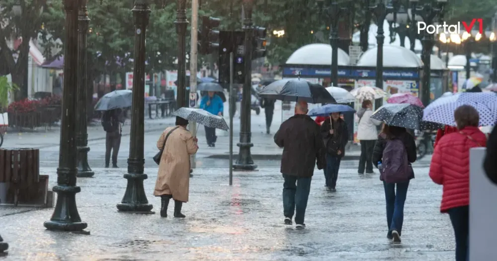 Frente fria avança pelo Paraná e traz chuvas e queda acentuada nas temperaturas
