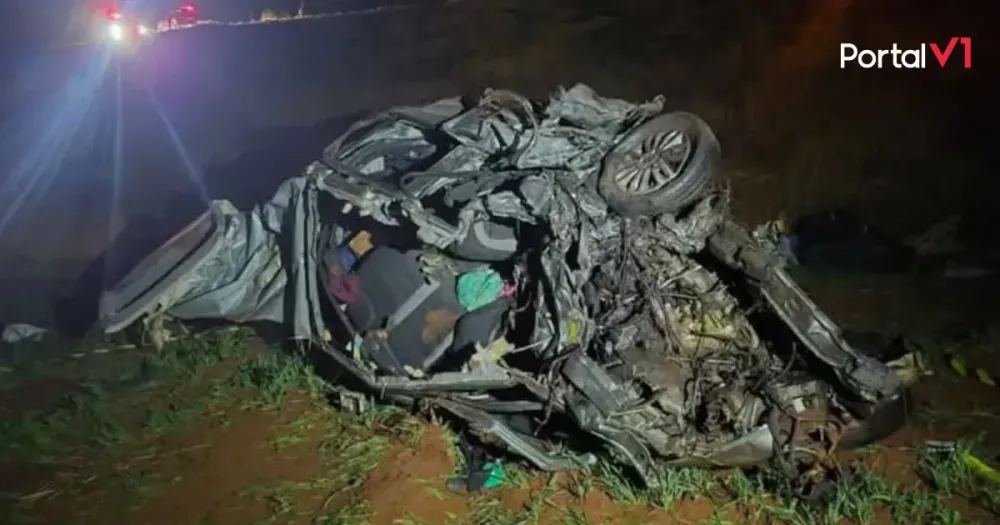 Cinco pessoas morrem após carro ser esmagado em grave acidente no PR