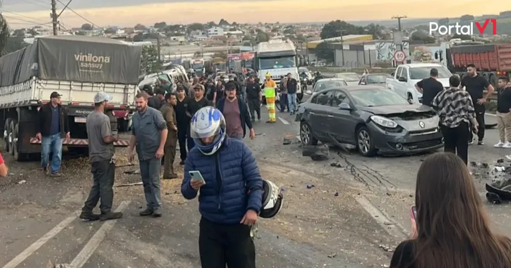 Caminhão desgovernado atravessa BR-376 e causa acidente com 16 feridos em Ponta Grossa
