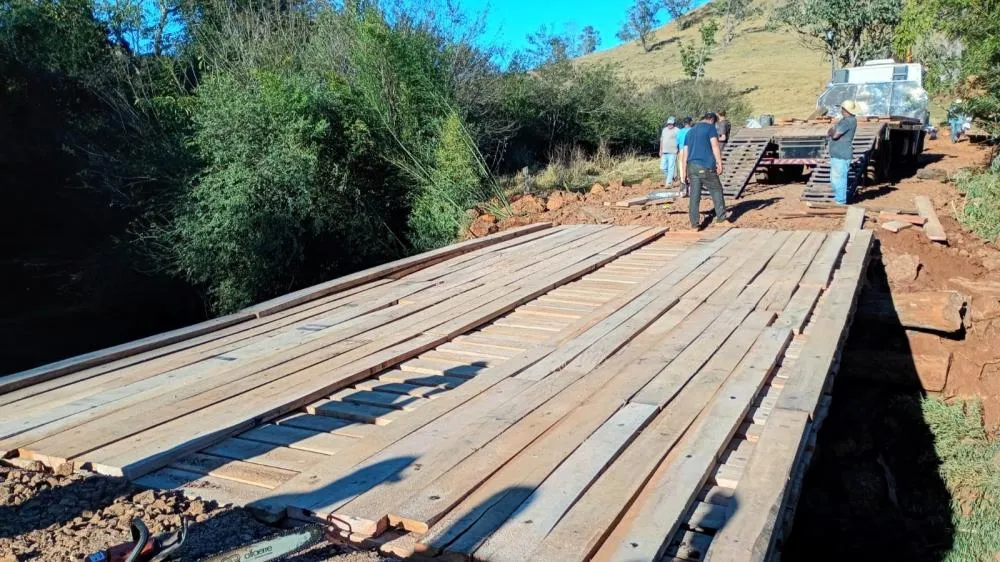 Prefeitura de Ivaiporã reconstrói ponte do Rio Azul para garantir segurança e mobilidade aos produtores rurais