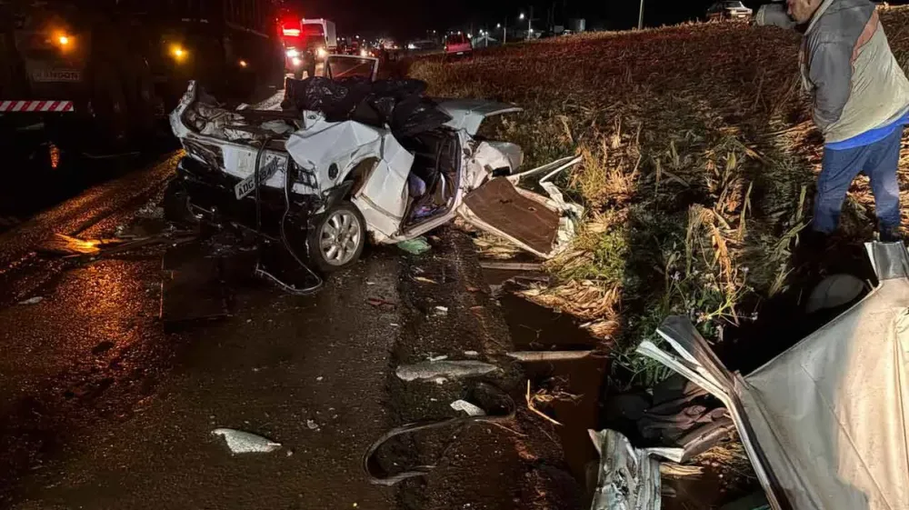 Três pessoas ficam feridas em engavetamento na PR-466, em Jardim Alegre