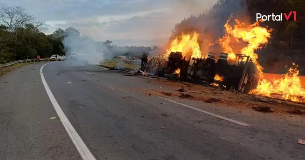 Caminhoneiro morre carbonizado após tombamento de carreta com etanol na BR-376