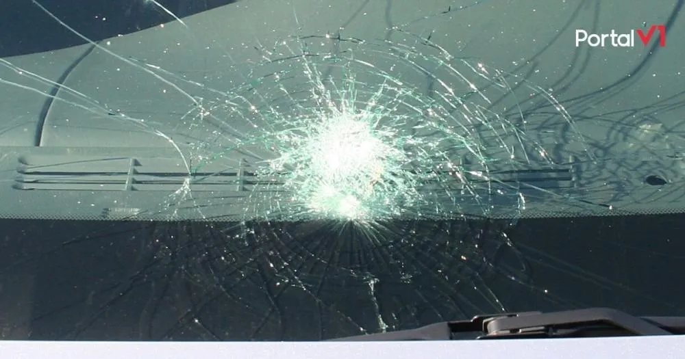 Homem quebra para-brisa de carro com soco e foge em Ivaiporã