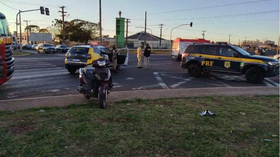 Acidente entre carro e motocicleta deixa mulher em estado grave no PR; motorista fugiu