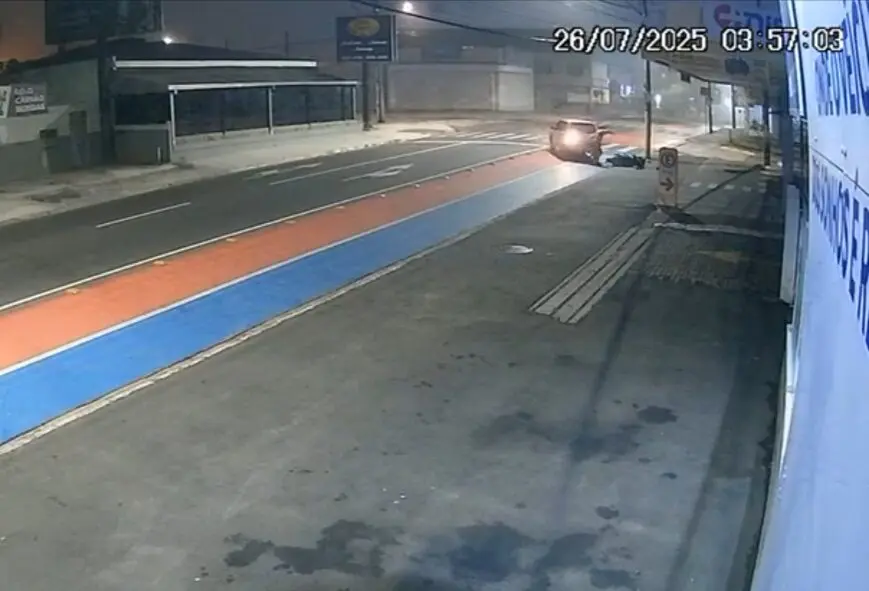 Ocupantes de carro atropelam motociclista após desentendimento em bar no Paraná