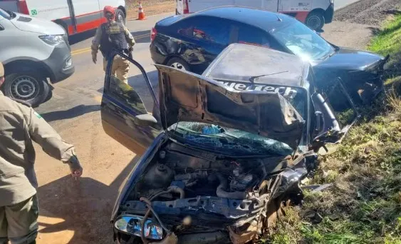 Quatro crianças ficam feridas e mãe fica presa às ferragens após carro da família bater de frente com outro, em Guarapuava