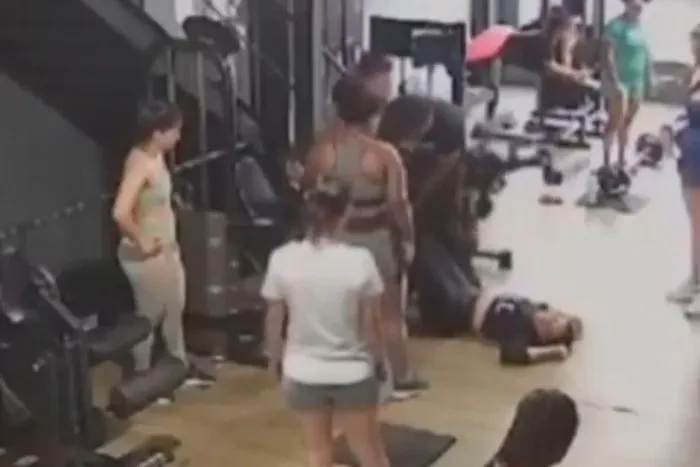 Vídeo mostra momento em que mulher tem mal súbito e morre em academia