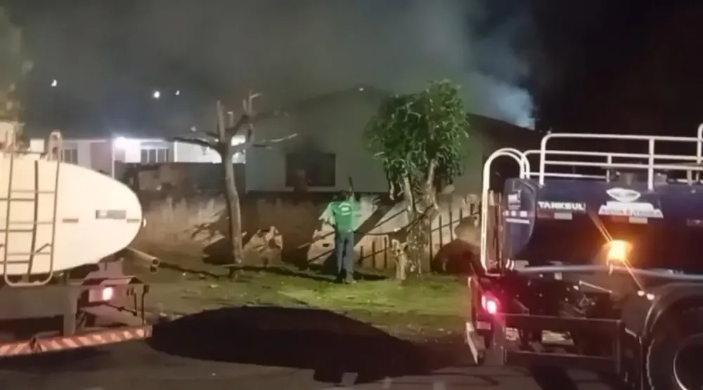 Casa é alvo de incêndio criminoso em Godoy Moreira