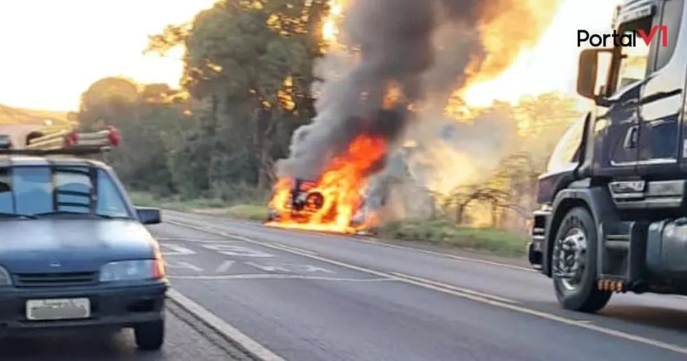 Carro pega fogo na PR-466, próximo ao Alto Porã, em Ivaiporã