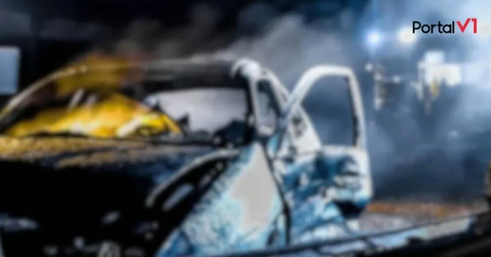 Fiat Palio é destruído por incêndio em estrada rural de Marumbi