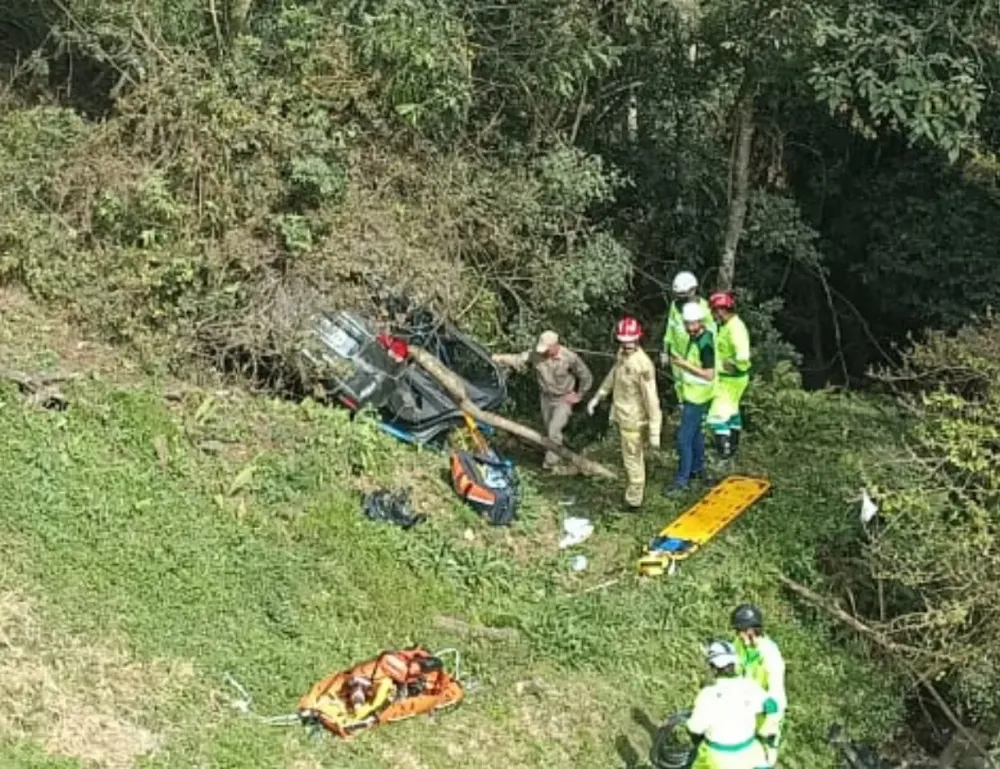 Acidente entre carro e caminhão deixa dois mortos na BR-116, na RMC