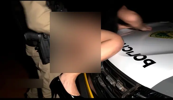 PM identifica policial flagrado em momento íntimo em viatura no Paraná