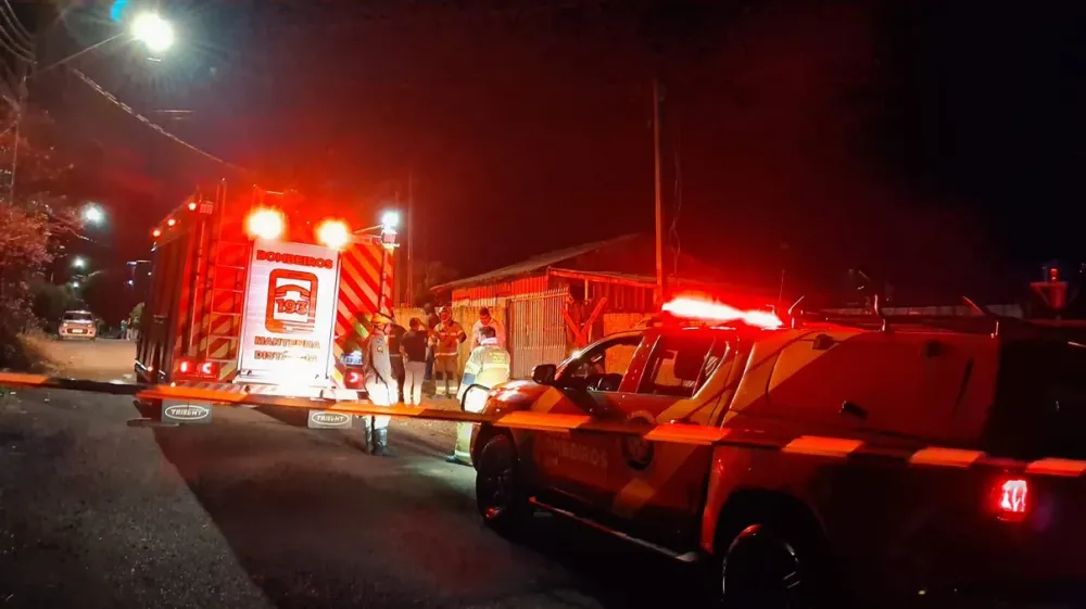 Homem tem casa incendiada e é esfaqueado pela ex em Apucarana