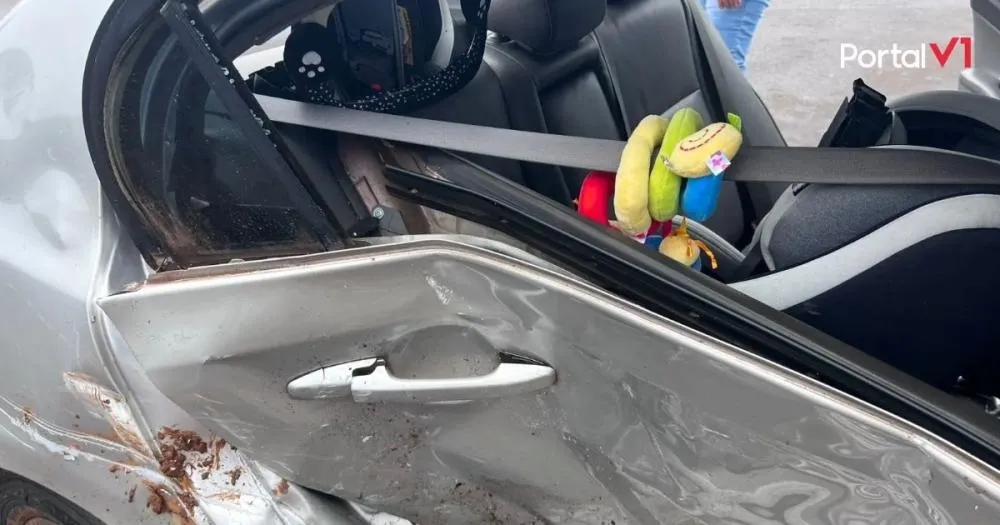 Foto de acidente na BR-277 destaca importância da cadeirinha; quatro ficam feridos