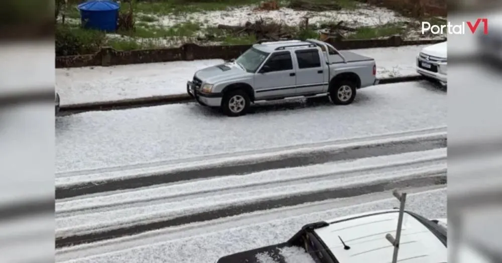 Forte tempestade de granizo cobre ruas e rodovia em Castro e causa transtornos no Paraná