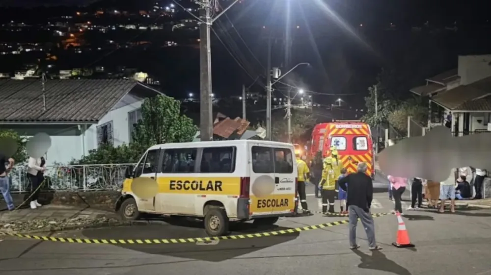 Oito crianças ficam feridas após acidente com van escolar