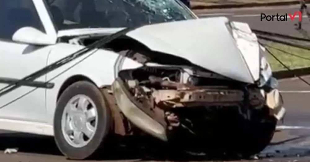 Carro colide contra poste próximo ao Lago do Jardim Botânico em Ivaiporã